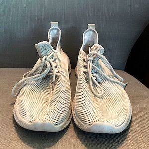 Size 12 Fila athletic shoes